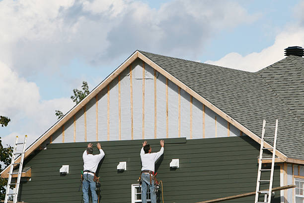 Professional Siding Installation technician working in Edgewood, FL